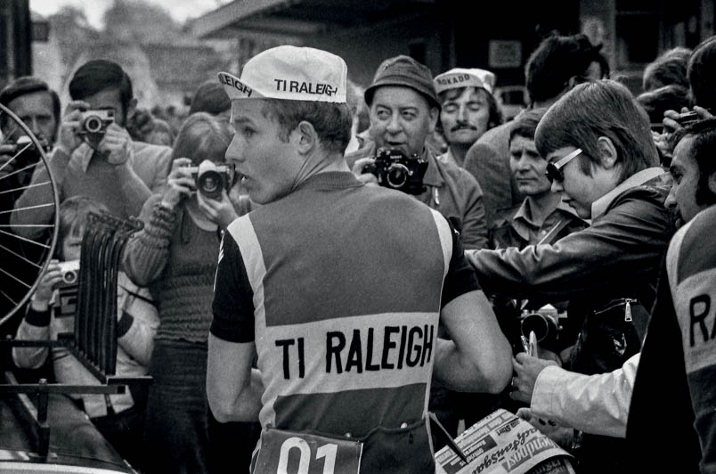 Before the start of Rund um den Henninger Turm, the crowd gathers in Frankfurt to catch a glimpse of the German Raleigh hero Didi Thurau.