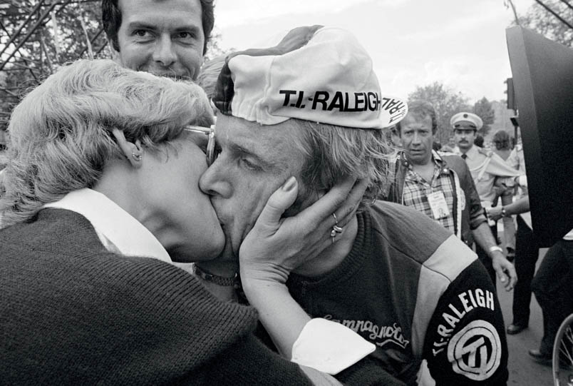 When Hennie definitively ends the Tour de France of 1977 in second place, Ine waits for him with a smack kiss.