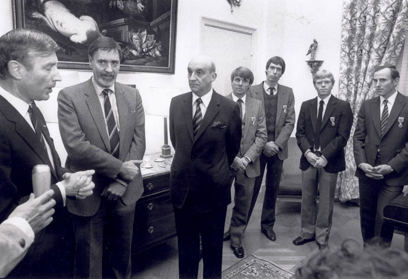 1982 Op de Franse ambassade in Den Haag krijgt Hennie Kuiper de Medaille d'Or de la Jeunesse en des Sports. Ook Johan van der Velde, Peter Winnen en Joop Zoetemelk krijgen de Franse onderscheiding voor hun prestaties in de Tour de France van 1982. Dries van Agt (links) is voor de gelegenheid speciaal op de fiets naar de ambassade gekomen. Derde van links de Franse ambassadeur Claude de Kémoularia