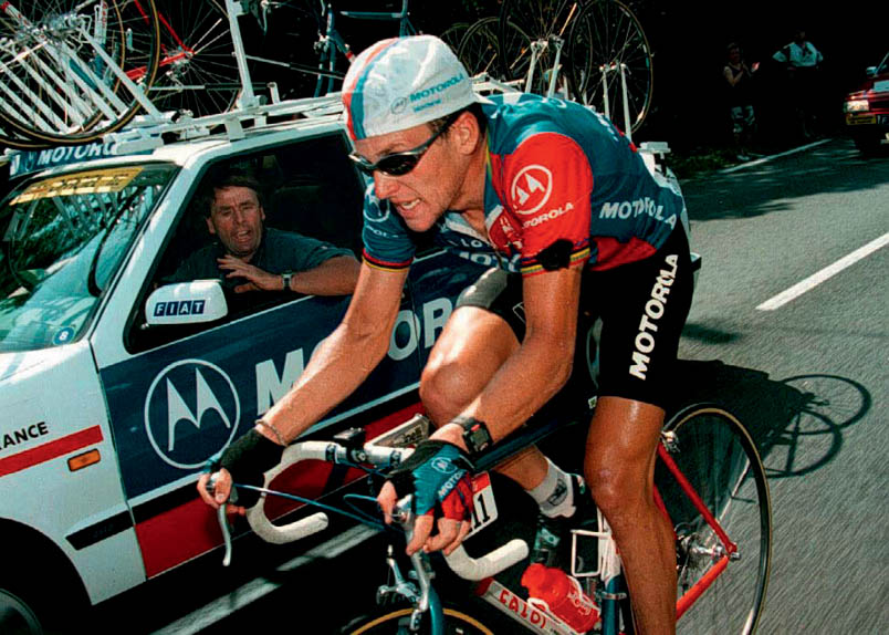 On July 21, in the 18th stage with Limoges as the finish, Lance Armstrong rides so incredibly fast that Hennie Kuiper in the car has to slow him down rather than encourage him. Armstrong only wants one thing: to dedicate the stage victory to Casartelli. He wins brilliantly. Pay attention to Armstrong's left sleeve. The Motorola team wears a kind of mourning bands in the shape of a black patch.