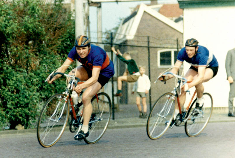 As a first-year amateur, Hennie participates in the Ronde van Nijverdal in 1968. With Zwier Sellis from KWC (Kamper Wieler Club) from Kampen in his wheel. The children from the neighborhood have little eye for it.