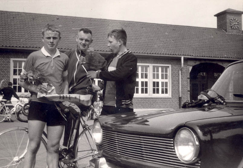 Op 15 mei 1966 wint Hennie Kuiper zijn eerste koers in het Duitse Emsdetten. Rechts trainingsmakker Ben Wolkotte. In het midden mecanicien Bertus van der Horst