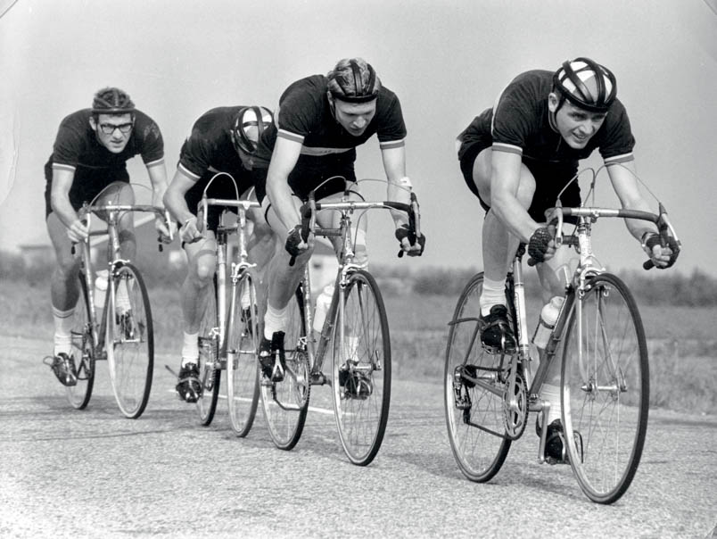 Clubkampioenschappen van 1969 in Dronten. OWC wordt in de B-categorie 57ste. Van kop af: Hennie Kuiper, Tonnie Wissink, Theo Franke en Leo Engbers