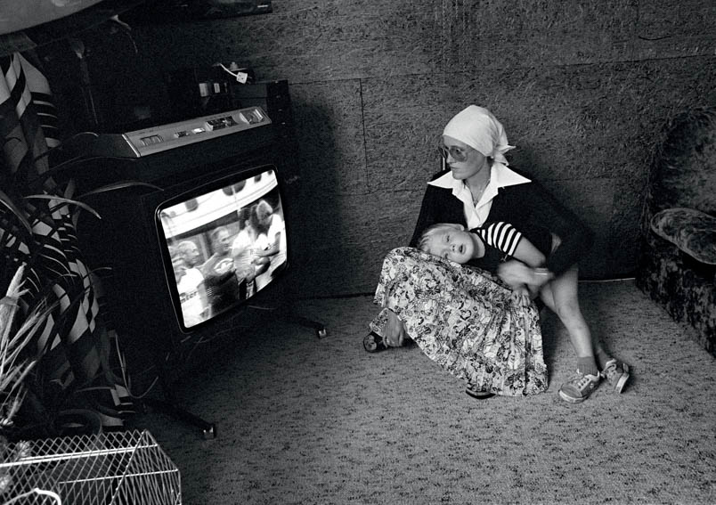 So the distribution is usually in a cycling family: the man races and brings home wages and prizes, the woman runs the household and is there for the children. During the Tour de France of 1977, Ine watches television with Patrick on her lap, before she can travel to Paris to welcome her husband on the Champs-Elysées as a hero.