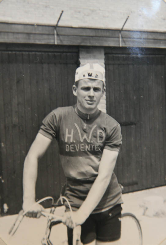 Hennie feels at home in the jersey of bicycle dealer Han Wurtz from Deventer