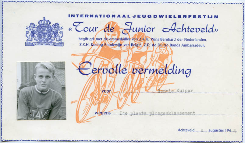 Hennie keeps a certificate from his first Tour de Junior. In August 1964, he receives an 'honorable mention' when his team, 'Batavus Rijwielen', with the local Achterveldse favorite Frans Stapelbroek as team leader, finishes fourteenth in the team classification. In 1964, a total of 72 youth riders participate, divided into... fourteen teams.