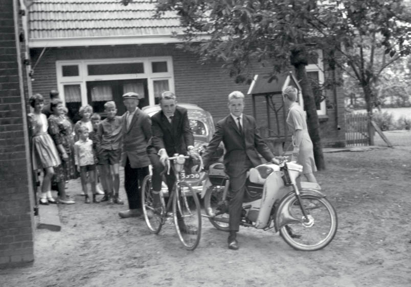 Hennie is allowed to participate in the Tour de Junior in Achterveld. They are all seeing him off (from right to left): sister Maria, brother Frans on the moped, Hennie, father Gerard, and mother Johanna among Hennie's cousins.