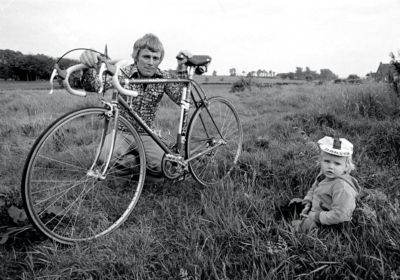 Where Hennie once started cycling among the fields in Twente, there son Patrick also tastes the cycling in a rural environment. However, Patrick does not fall for the sport, like Hennie once did.