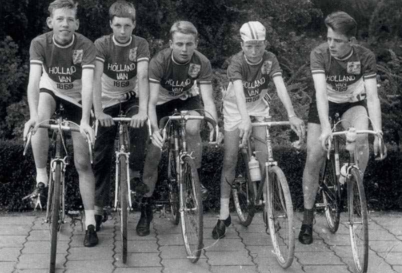 In 1965 vertrekt Hennie (midden) als kopman in de Tour de Junior in het rood en witte shirt van de ‘bedrijvenploeg’ van ‘Holland van 1859 Verzekeringen’. Rond Hennie (in het midden) zijn de vier anderen (van links naar rechts): Adri Raemaekers (14, uit België), Tom Kemperman (15 en net als Hennie uit Denekamp), Ton van Dijk (15, uit Mijdrecht) en Jan Oude Hengel (16, uit Rossum)