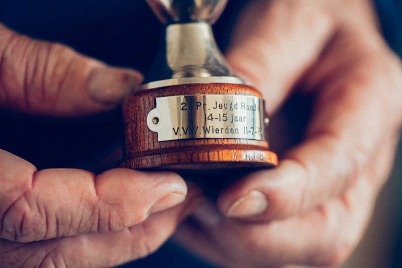 Het bekertje dat Hennie het meest dierbaar is. Zijn eerste trofee. Hoe typerend: behaald in de stromende regen. De inscriptie zegt alles: ‘2e Pr. Jeugd Ronde / 14-15 jaar / V.V.V. Wierden 11-7-’64