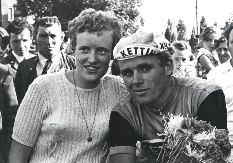 July 1970: Hennie Kuiper wins in Ransdaal. Ine does not leave his side. Kuiper: 'At Ketting we got three caps per year. They always went along in the wash, as you can see...'