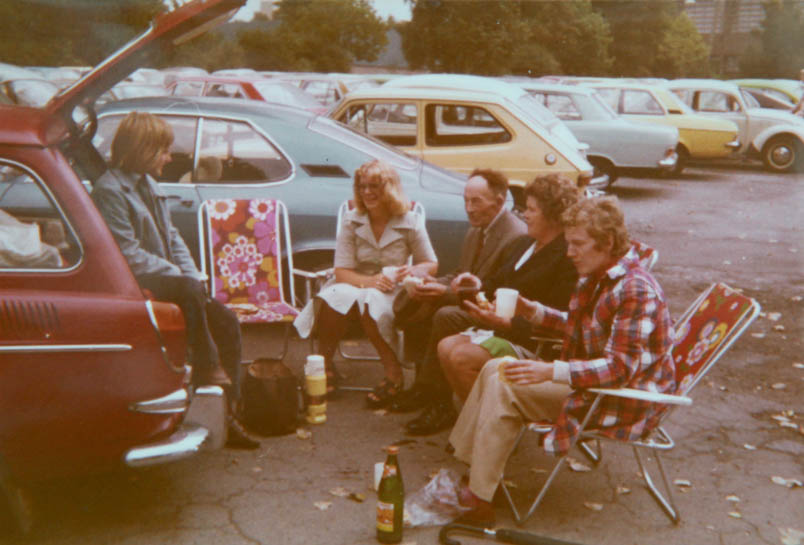 Zo vaak komen de vader en moeder van Hennie niet naar de koers, maar als ze komen, dan maken ze er meteen een uitje van. In 1975 zijn ze bij de GP Union in Dortmund en picknicken vanuit de kofferbak met enkele supporters van Hennie en Ine (rechts voor), de te vroeg overleden vrouw van Hennie’s broer Jos