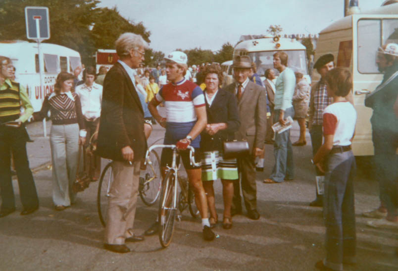 Before the race, Hennie, supported by his mother and father, speaks with Rokado employee, journalist, and co-organizer Wim Poot.