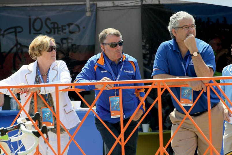 Na Motorola gaat Hennie Kuiper pr-werkzaamheden verrichten voor Rabobank, zoals hier samen met zijn vrouw Marianne in de Tour of California, waar hij bevriend raakt met Ronald Blok, die het Rabo-concept aan de Amerikaanse westkust zeer succesvol uitrolt