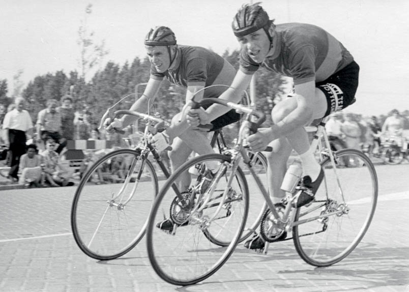 In 1968 - his first year as an amateur - Hennie Kuiper is in the company of Gerrit Huisjes during the Ronde van Deventer in pursuit of the leading group.