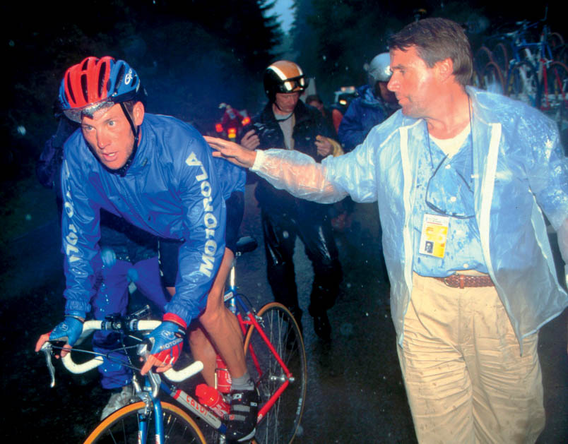 Op de dag dat Michael Boogerd in de stromende regen van Aix-les-Bains zijn eerste Tour-etappe wint, verlaat Lance Armstrong La Grande Boucle. Ploegleider Ploegleider Hennie Kuiper legt een hand op Armstrongs schouder. Drie maanden later krijgt Armstrong de verpletterende diagnose ‘teelbalkanker’ te horen…