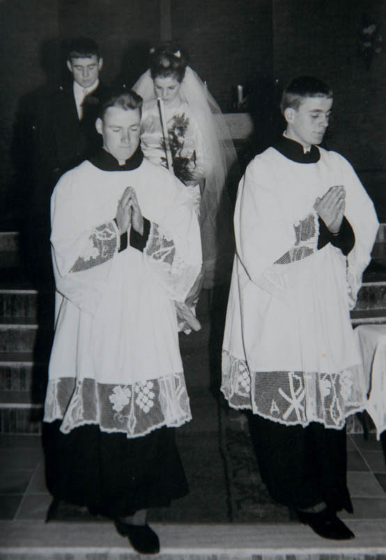 Hennie (rechts) samen met zijn broer Frans als misdienaar bij de bruiloft van broer Bennie en Thea