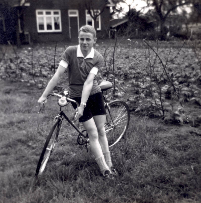 In 1965 poseert Hennie op het erf van de boerderij in zijn eerste koerstrui, gemaakt door Rika Kamphuis uit Enschede, die daarvoor een voetbalshirt heeft vernaaid