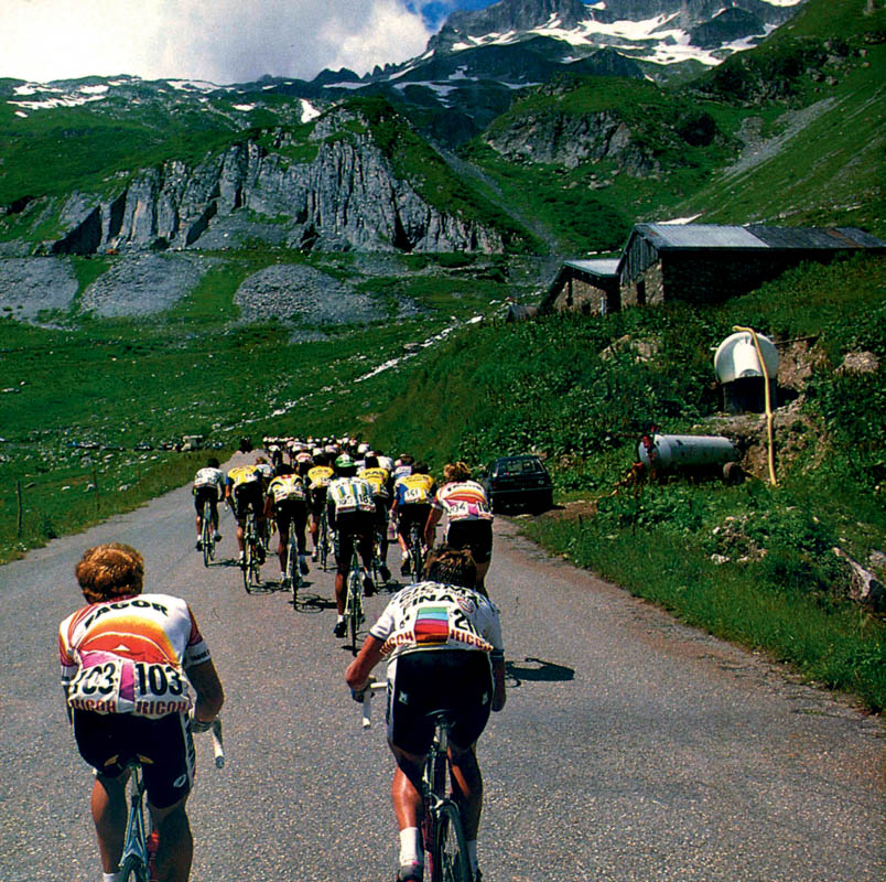 The harsh realization sets in that the end of an impressive career is near. When the Tour turns onto the Col d'Agnes in 1988, Hennie Kuiper and Charly Bérard (left) are the first two to lose contact. Kuiper is dumbfounded: what is happening here? He sees the whole peloton ride away and cannot keep up with Eduardo Chozas (183) and Malcolm Elliott (104).