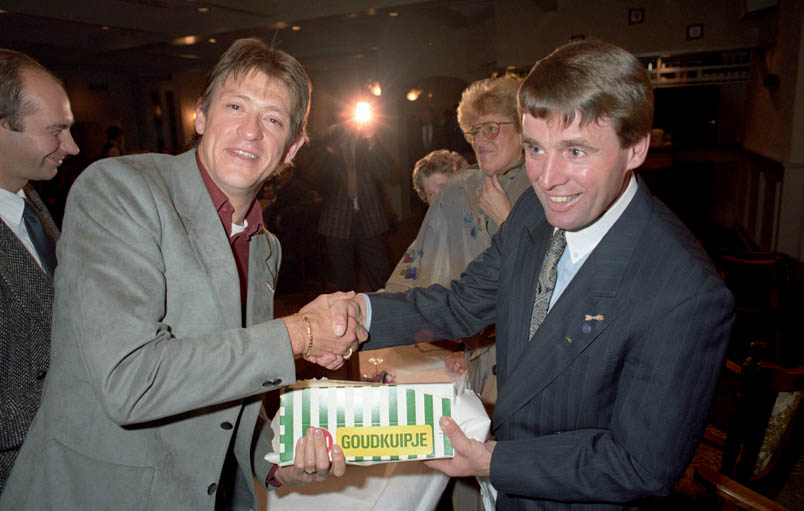 Always up for a joke. At the farewell of active cycling in Oldenzaal, Gerrie Knetemann treats Hennie Kuiper to a family pack of Goudkuipje, one of Hennie Kuiper's nicknames in the peloton.