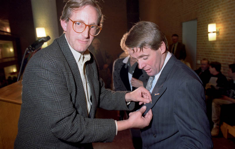 In Oldenzaal, the Dutch Sports Press (NSP) honors Hennie Kuiper for his sympathetic way of dealing with journalists. NSP chairman Johan Woldendorp from Trouw presents the NSP pin. In April 2000, Woldendorp suddenly passes away. In a restaurant, among his cycling colleagues. Woldendorp tragically dies on the evening before Paris-Roubaix...