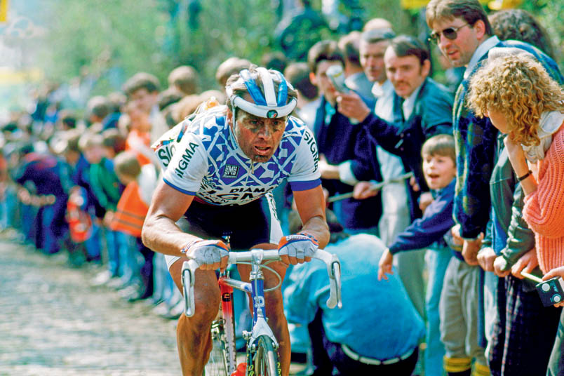 On a reserve bike, Hennie Kuiper continues the battle in the Tour of Flanders of 1988. Giving up is a word he does not know. He finishes 48th.