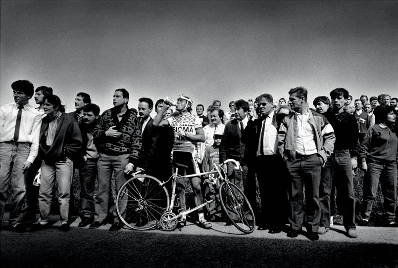 The end of a glorious career is there in all its facets. During the Tour of Flanders, Hennie Kuiper's frame breaks in two pieces. Standing on the side of the road, he has to wait seven minutes before he can continue his way: missed opportunities. The audience no longer has eyes for him for a moment.