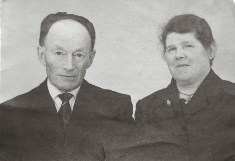 The parents of Hennie Kuiper, a family portrait: father Gerardus Eduardus Kuiper and mother Johanna Aleida Heerink