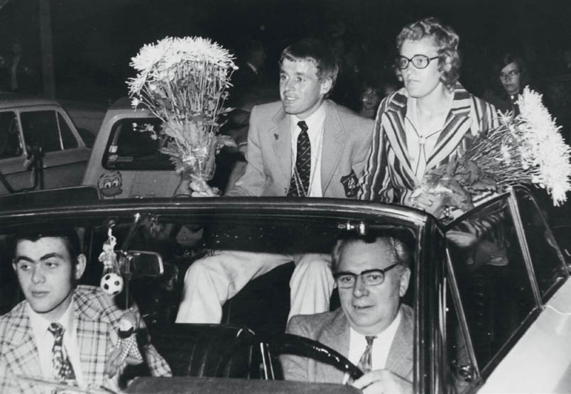 Somewhat awkwardly, Hennie and Ine are enjoying a tour. Sitting in the front left of the car is Gerard Kamphuis, with whom Hennie occasionally goes for a training ride. Behind the wheel is the owner Johan Mulder of Hotel Het Landhuis in Oldenzaal.