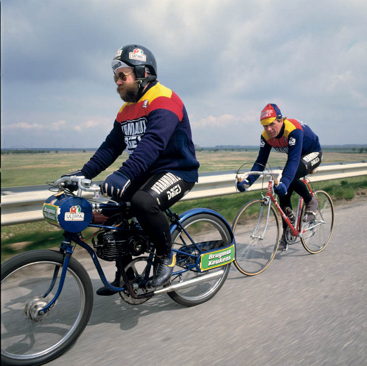 Behind the broad back of Joop Zijlaard, Hennie Kuiper is training for the monster ride Bordeaux-Paris