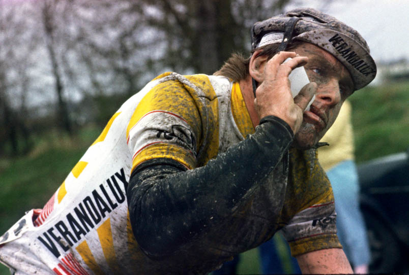 1985: Hennie Kuiper tanks fresh energy in Paris-Roubaix. He finishes eighth