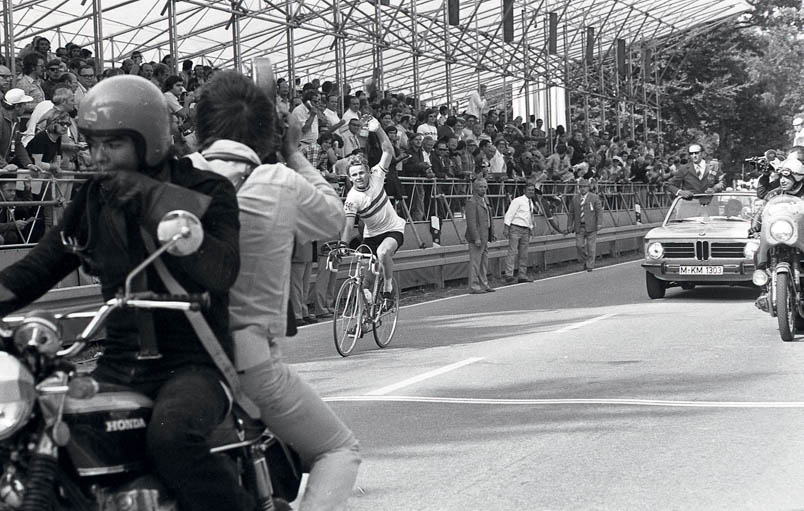 There is little enthusiasm visible in the stands when Hennie Kuiper triumphantly crosses the finish line and becomes the only Dutchman ever to win Olympic cycling gold in the road race