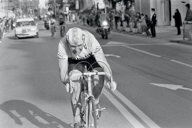 Hennie Kuiper slowly but surely distances himself from Teun van Vliet, who stays in the wheel of Silvano Riccò