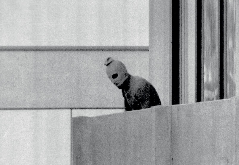 On the night of 4 to 5 September 1972, terrorists from the Palestinian movement Black September carried out an attack on the Israeli delegation in Munich: eleven Israelis and a German agent were killed. Hennie Kuiper and the other cyclists who still have to compete are largely kept in the dark.