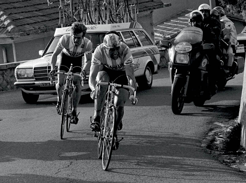 The finale of Milan-Sanremo is approaching at the Poggio. Hennie Kuiper has caught up with Teun van Vliet and Silvano Riccò (hidden behind Kuiper).