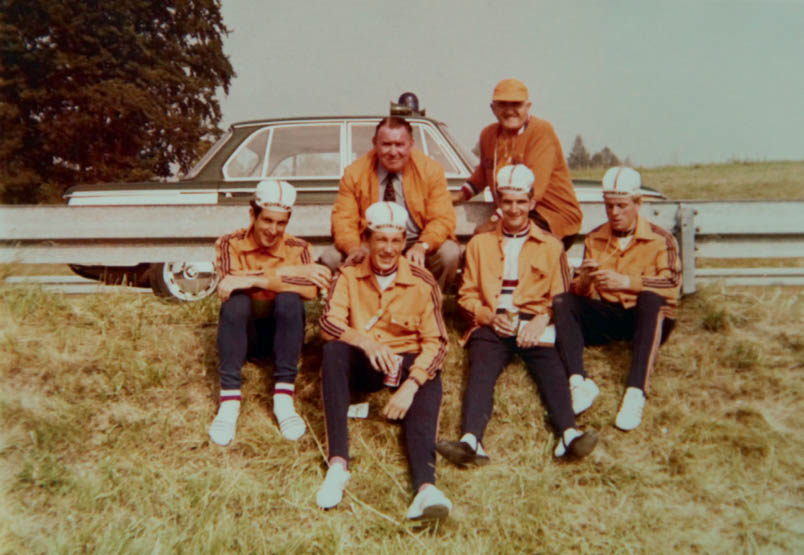 Cycling tourism in Munich after the Olympic team time trial. Joop Middelink moves from left to right: Fedor den Hertog, Aad van den Hoek, Cees Priem, and Hennie Kuiper. In the top right, American Dennis Klopper, who provides valuable assistance to the team.