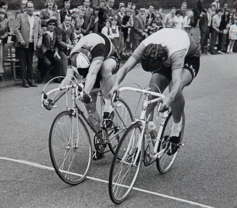 Hennie Kuiper is geen sprinter, maar een knokker. Puur op wilskracht troeft hij op 7 mei 1972 in de eindsprint van de Ronde van Oldenzaal bijna Arie Hassink af