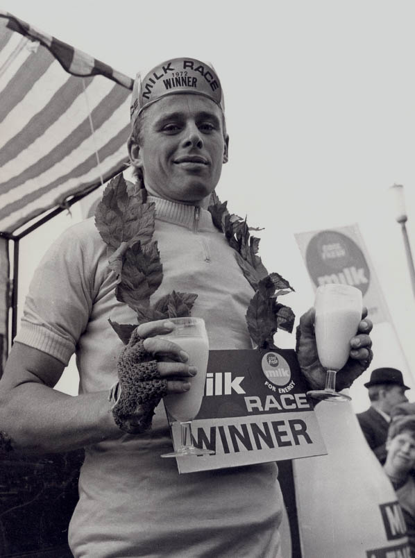 After a tumultuous finale in Blackpool, Hennie Kuiper is declared the winner of the final and combination classification in the Tour of Britain (Milk Race) and is promoted for milk, according to the honorary wreath around his neck: 'Cool, fresh' and 'For energy'.