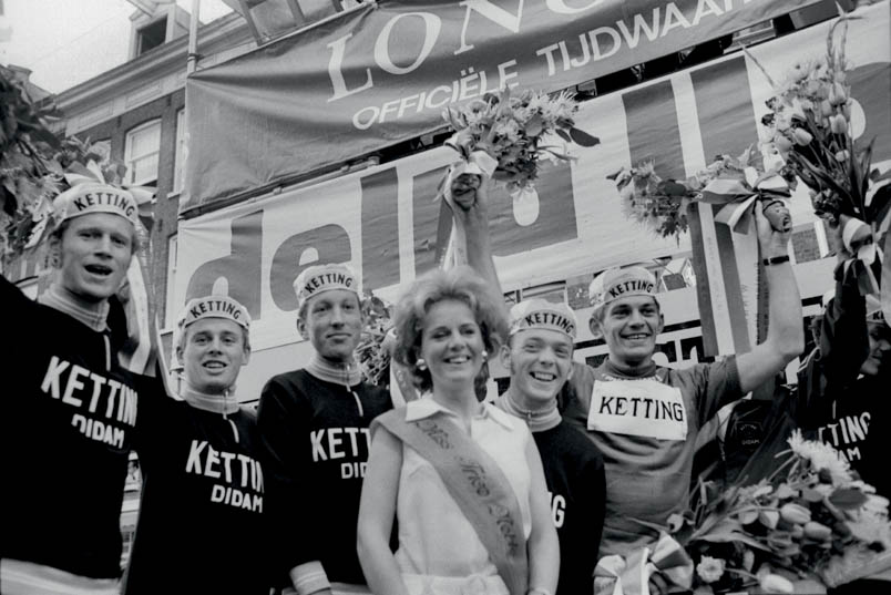 The Ketting team on the podium of Olympia's Tour. From left to right: Klaas Balk, Hennie Kuiper, Aad van den Hoek, Piet van Katwijk, Jan Aling and - just visible - Jan Lenferink