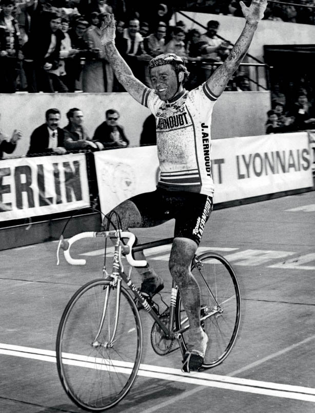 Eeuwige roem voor Hennie Kuiper. De zege in Parijs-Roubaix 1983 zal voor een deel de rest van zijn leven kleuren