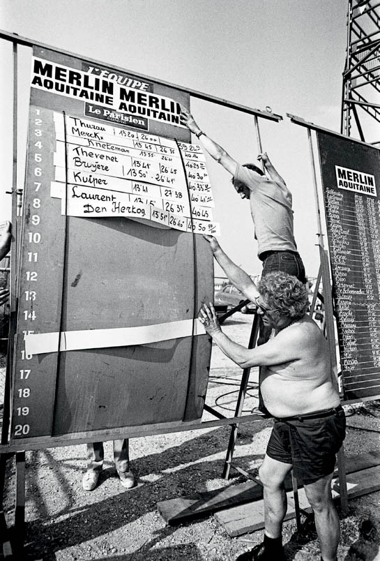 In de Tour-tijdrit naar Bordeaux op 5 juli 1977 eindigt Hennie Kuiper als zesde. Het digitale tijdperk is nog niet aangebroken