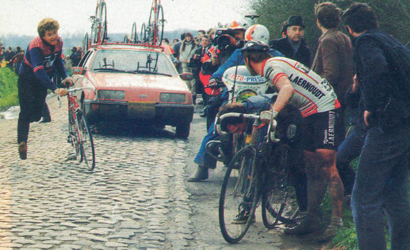 Gilbert Cattoir understands what is necessary under the given circumstances: a new bike. He has taken the middle bike from the roof of the team car and comes gliding - apart from the road surface - with seven-league steps.