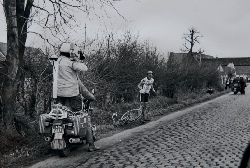 Drama als opmaat voor de ultieme prestatie. Hennie Kuiper staat in Parijs-Roubaix 1983 bij Hem in de berm, smekend om een nieuwe fiets. Zijn voorsprong op de achtervolgers zal slinken naar 17 seconden, maar op onverzettelijkheid en wilskracht stelt Kuiper in de laatste kilometers alsnog zijn historische zege veilig.