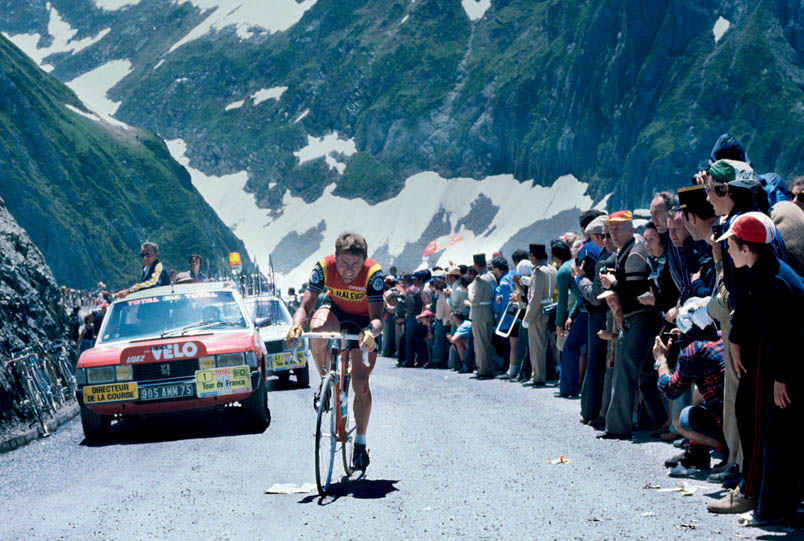 Het Luctor et Emergo van Hennie Kuiper. Zowel in 1977 als in 1978 wint hij Tour-etappe die eindigt met de beklimming van l’Alpe d’Huez. In 1977 is hij glorieus als eerste boven. Een jaar later – deze foto is uit 1978 – wordt hij tot winnaar uitgeroepen nadat Michel Pollentier op fraude is betrapt.