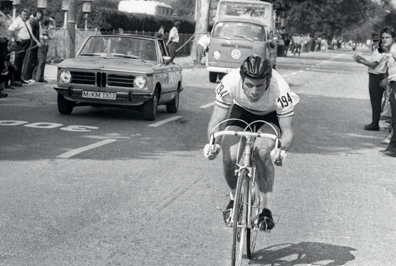 Hennie Kuiper in volle overgave op weg naar de Olympische titel van 1972 in München. Het tongetje is een typisch teken van opperste concentratie.