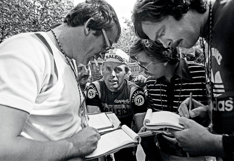 Hennie Kuiper converses with journalists after the race. Far left - with a cigarette - Hans Coolegem from Sijthoff Pers. To his right, with a mustache, Nino Tomadesso from the Limburgs Dagblad. To Kuiper's right, Leo van de Ruit from the ANP. And all the way to the right Maarten Noppen from the Algemeen Dagblad.