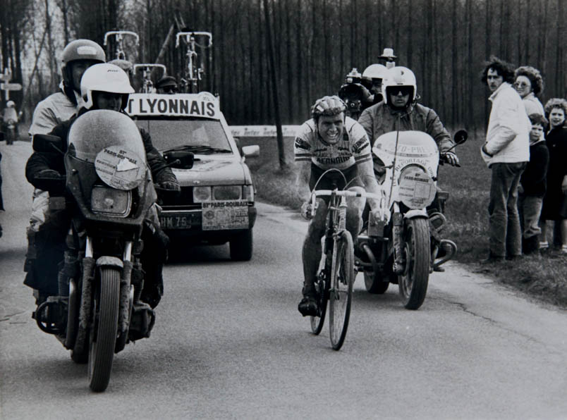 Hennie Kuiper in zijn karakteristieke stijl – scheef op de fiets – draait in de finale van Parijs-Roubaix 1983 de gashendel vol open