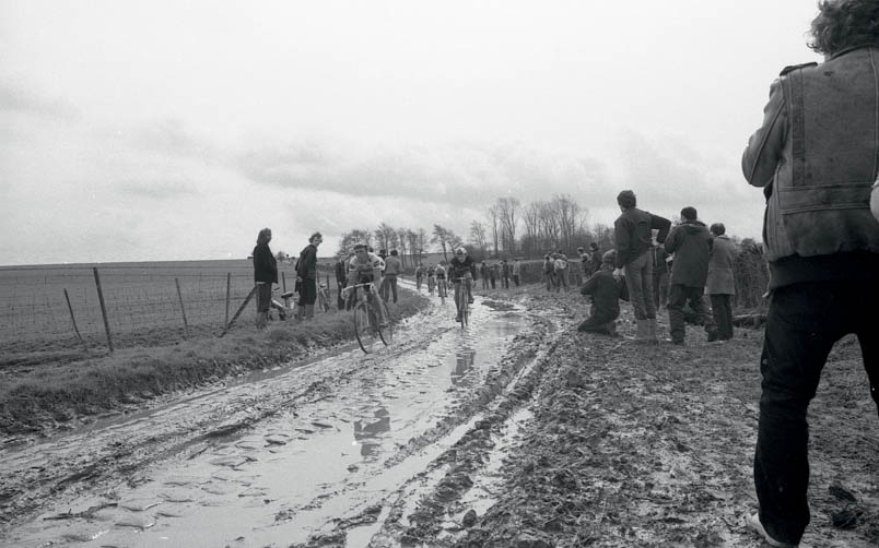 Modder. Smurrie. Bagger. Derrie. Blubber. Moor. Slijk en krot en prut en drek. Het ligt er allemaal in Parijs-Roubaix 1983…