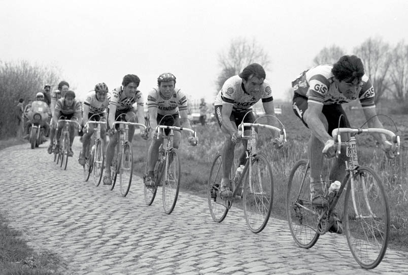 En ze zijn los! Francesco Moser houdt een straf tempo aan. Gilbert Duclos-Lassalle volgt. Dan Hennie Kuiper. Dan Marc Madiot. Dan Stephen Roche. Dan Alain Bondue. Dan Ronan De Meyer