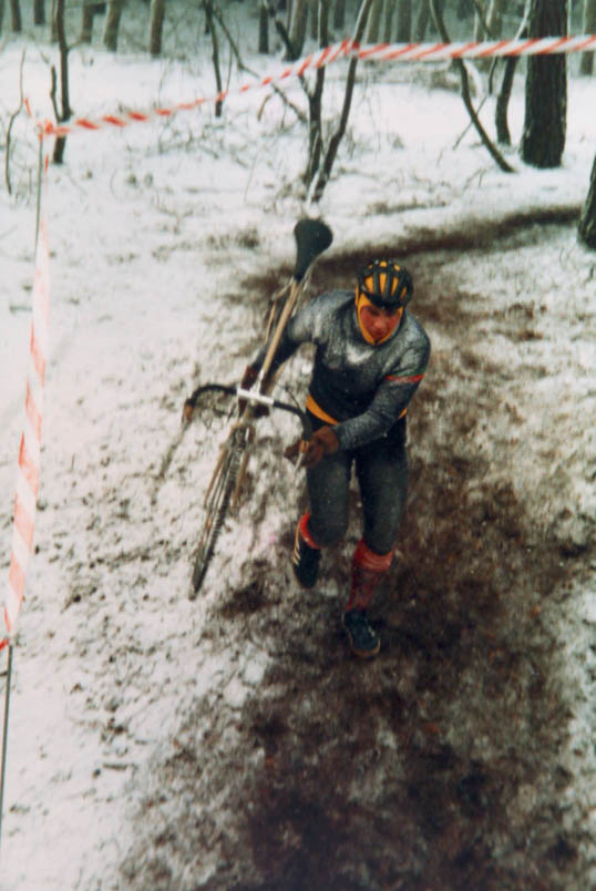 Beroepsernst garandeert dat Hennie Kuiper zich al vroeg in het jaar 1983 klaarstoomt voor de belangrijke doelen, zoals hier tijdens de Interclubcross in Heerle (tussen Bergen op Zoom en Roosendaal). Wat hij in het veld opbouwt aan weerstand en stuurmanskunst zal hem in Parijs-Roubaix uitstekend van pas komen